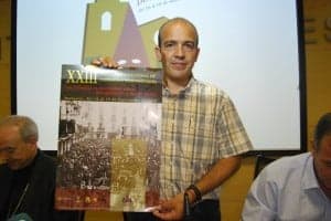 Rafael Torres, coordinador del encuentro con el cartel. JLP.