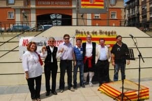 Portavoces de varios colectivos en la manifestación de Barbastro. JLP.