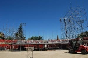 Trabajos en el escenario de la plaza de toros. JLP.