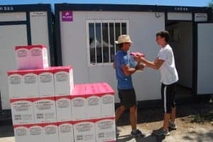 Descargando el vino para la Muestra. JLP.
