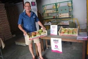 Esteban Andrés en el centro de recepción del tomate rosa. JLP.