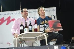 Mariano Beroz entregó vinos y un libro a Bisbal. JLP.