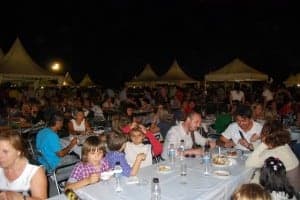 Buen ambiente en la Muestra Gastronómica. JLP.