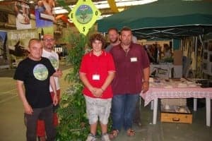Los miembros de L'Aliaga en la feria de Senda. JLP.