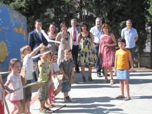 La consejera Broto en un colegio de Jaca. 