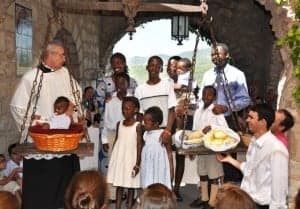 Familia Mbongo Habimana en el pesaje de bebes en Torreciudad.