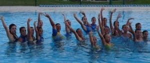 Todas las nadadoras en la piscina.