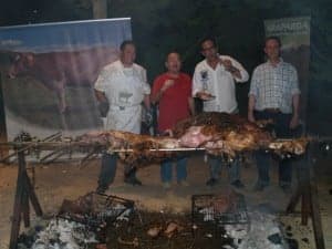José Antonio Pérez del Flor, con Mariano Beroz, presidente de la D.O. y el cocinero y el propietario de la vaca asada. JLP.