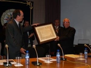Enrique Albert entrega la 'Almendra de Oro' a Julio Broto. Estela Puyuelo.
