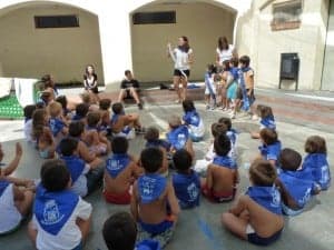Los pequeños con la pañoleta azul. 