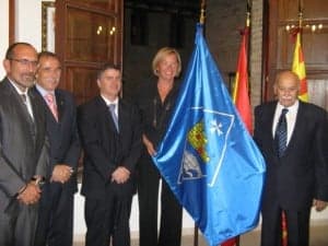 Mateo, Comps, Almunia y Broto con la nueva bandera. 
