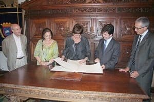 La consejera observa los planos del centro. 