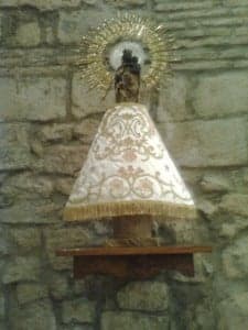 La Virgen del Pilar lució nuevo manto en Estada el día de la Asunción.