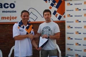 José Vilalta recibe el banderín del Airon Club Hinaco Monzón. JLP.