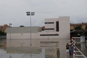 Unos niños en el patio del nuevo colegio. JLP. 