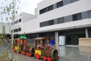 Juegos infantiles junto a la entrada del centro. JLP.