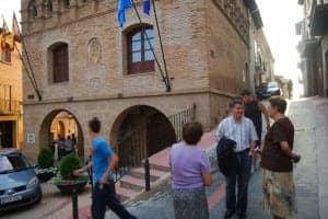 El alcalde conversa con vecinos en Castejón del Puente. JLP.
