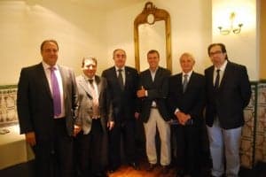 Gestores del hotel con autoridades. JLP.