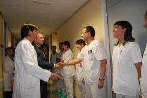 Iglesias saluda al personal sanitario de la UCI. JLP.