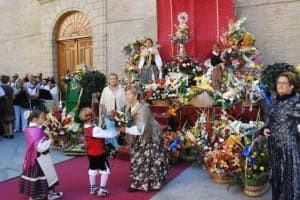 Dos niños vestidos de baturros entregan sus ramos. JLP.