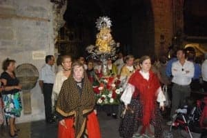 Las amas de casa entran a la virgen en la Catedral. JLP.