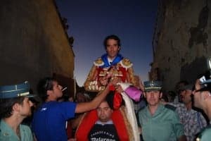 Uceda Leal saliendo a hombros. JLP.