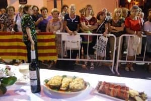 Los espectadores observan los platos presentados. JLP.