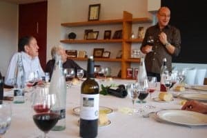 El enólogo Jesús Artajona describe el vino. JLP.
