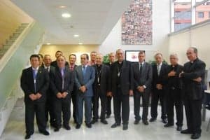 Cofrades, obispos y autoridades en el inicio del Encuentro. JLP.