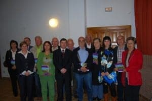 Labordeta, en el centro, junto a vecinos de Castejón del Puente en la presentación del libro sobre la localidad. JLP.