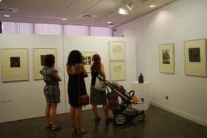 Visitantes a la exposición de Katia. JLP.