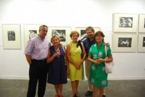 Los hijos de Katia Acín en la exposición. JLP.