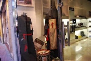 El comercio decoró sus escaparates con motivos de Semana Santa. JLP.