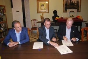 Fle, Cosculluela y Aróstegui en la firma del convenio. JLP.