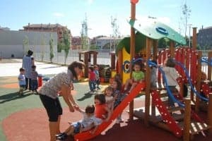 Los más pequeños juegan en el recreo. JLP.