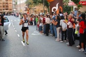 Roncero entrando en meta en el Medio Maratón Ruta Vino Somontano. JLP.