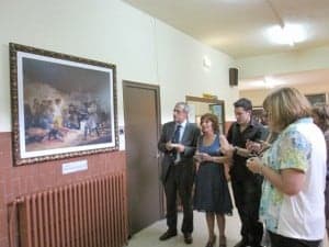 La consejera observa un cuadro de Goya. 