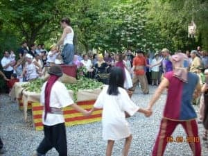 Los actores celebran la vendimia bailando al corro. Foto Paco Velázquez.