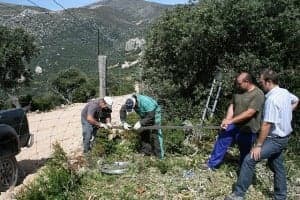 Trabajos para derruir la valla. 