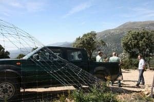 Operarios y Guardia Civil ante la valla de Bastaras.
