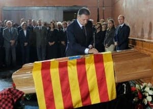 Marcelino Iglesias coloca la medalla de Aragón. 