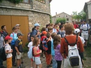Senderistas mayores y niños. 