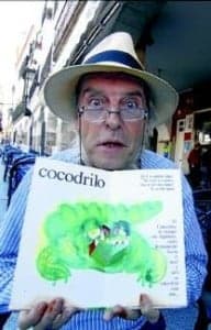 Federico Martín Nebras muestra una de sus creaciones literarias para niños. Federico Martín Nebras muestra una de sus creaciones literarias para niños.
