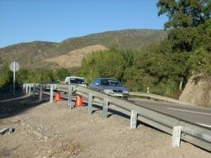 Tras la denuncia de su falta de reposición en este medio digital, ya ha sido colocado el guardarrail y el indicador de acceso a Estada. Foto: P. Velázquez.