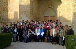 Las delegadas en la puerta del monasterio de Villanueva. 