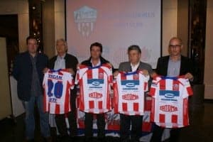 Los patrocinadores con la nueva equipación.