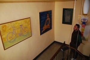 Un visitante observa la obra de Sampietro. JLP.