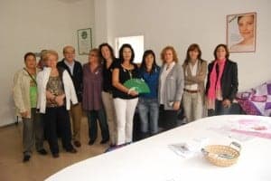 Miembros de la AECC en la nueva sede con la conejala Álvaro. JLP.