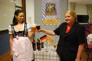 Una camarera con el traje típico de Bavaria y la gerente. JLP.