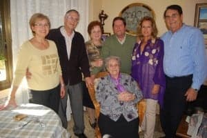 Victoria con tres de sus hijos y nueras. JLP.